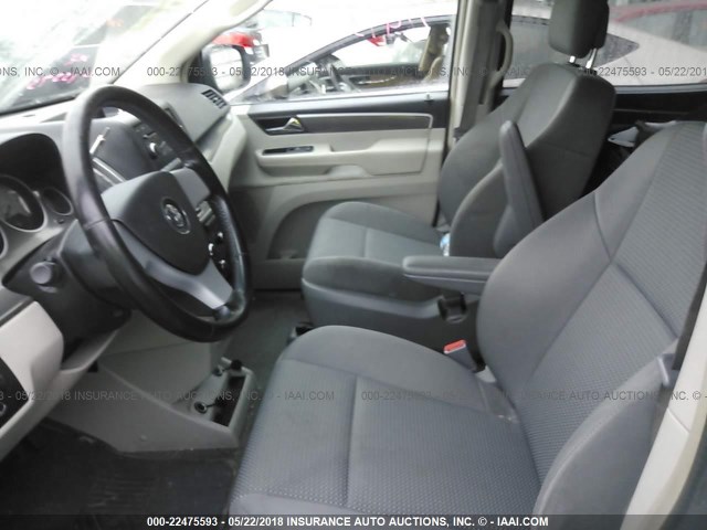 2V4RW4DX5AR399604 - 2010 VOLKSWAGEN ROUTAN S შავი ფოტო 5