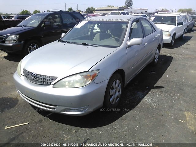 4T1BE32KX2U068064 - 2002 TOYOTA CAMRY LE/XLE/SE ვერცხლისფერი ფოტო 2