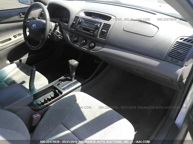 4T1BE32KX2U068064 - 2002 TOYOTA CAMRY LE/XLE/SE ვერცხლისფერი ფოტო 5