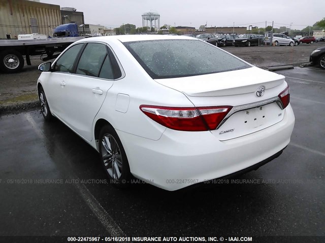 4T1BF1FK4FU036907 - 2015 TOYOTA CAMRY LE/XLE/SE/XSE თეთრი ფოტო 3