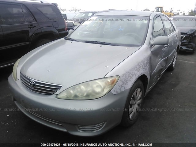 4T1BE32K55U956273 - 2005 TOYOTA CAMRY LE/XLE/SE ვერცხლისფერი ფოტო 2