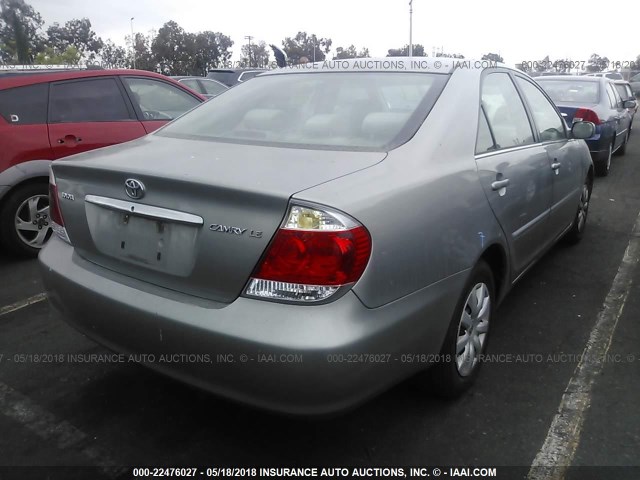 4T1BE32K55U956273 - 2005 TOYOTA CAMRY LE/XLE/SE ვერცხლისფერი ფოტო 4