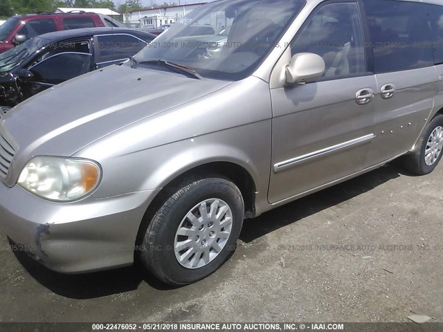 KNDUP131626244677 - 2002 KIA SEDONA EX/LX BEIGE photo 6