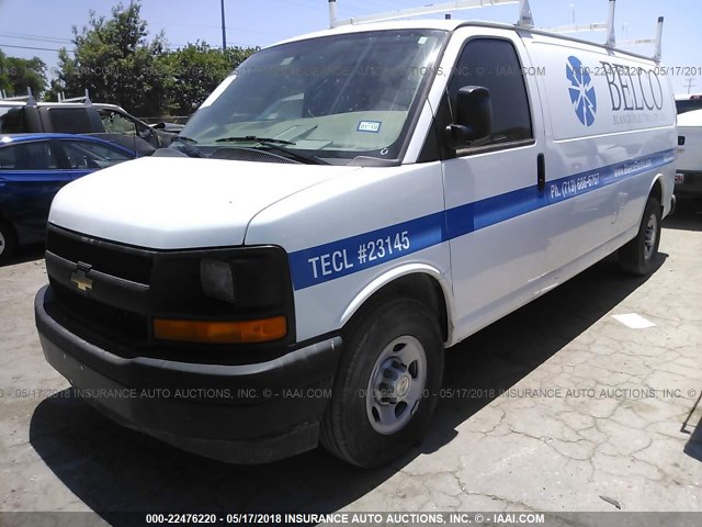 1GCZGHFG1H1111037 - 2017 CHEVROLET EXPRESS G3500  WHITE photo 2