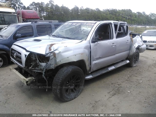 3TMLU42N35M002475 - 2005 TOYOTA TACOMA DOUBLE CAB SILVER photo 2