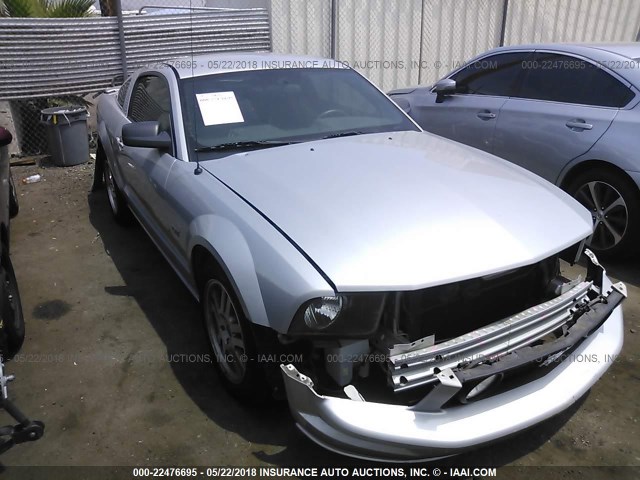 1ZVHT82H255131921 - 2005 FORD MUSTANG GT SILVER photo 1