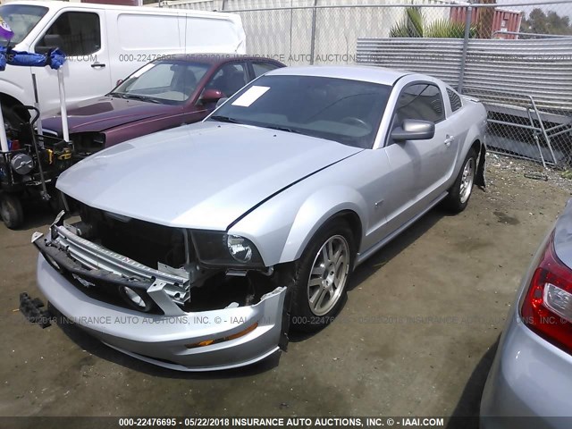 1ZVHT82H255131921 - 2005 FORD MUSTANG GT SILVER photo 2