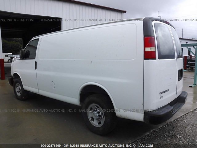 1GCHG35K881195717 - 2008 CHEVROLET EXPRESS G3500  WHITE photo 3