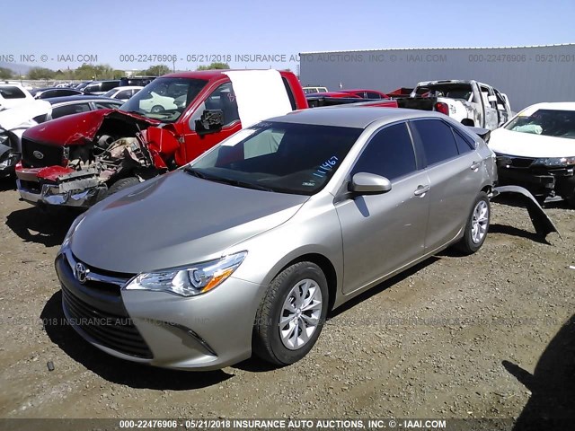 4T1BF1FK5FU111467 - 2015 TOYOTA CAMRY LE/XLE/SE/XSE ვერცხლისფერი ფოტო 2