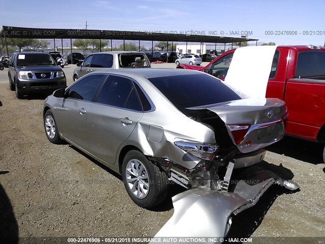 4T1BF1FK5FU111467 - 2015 TOYOTA CAMRY LE/XLE/SE/XSE ვერცხლისფერი ფოტო 3