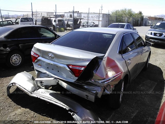 4T1BF1FK5FU111467 - 2015 TOYOTA CAMRY LE/XLE/SE/XSE ვერცხლისფერი ფოტო 4