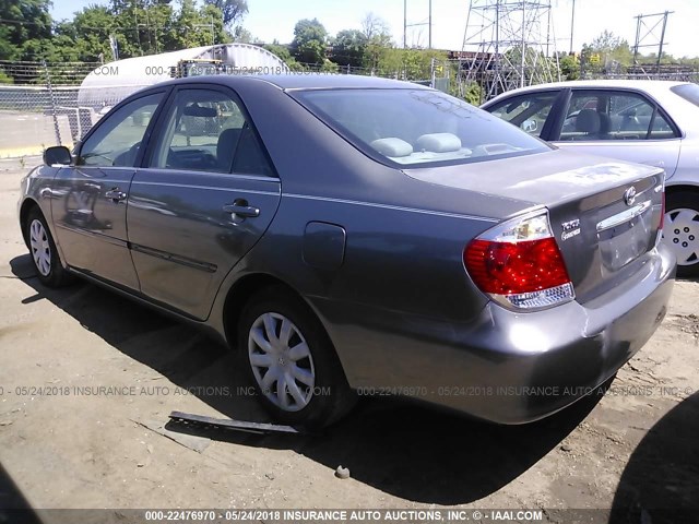 4T1BE30K15U979617 - 2005 TOYOTA CAMRY LE/XLE/SE ნაცრისფერი ფოტო 3