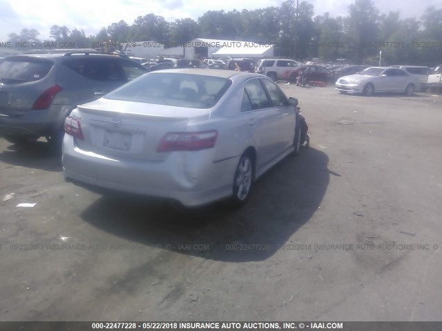4T1BK46K38U063130 - 2008 TOYOTA CAMRY LE/XLE/SE ვერცხლისფერი ფოტო 4