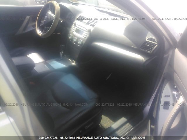 4T1BK46K38U063130 - 2008 TOYOTA CAMRY LE/XLE/SE ვერცხლისფერი ფოტო 5