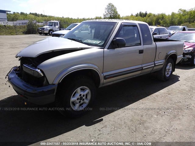 1GCDT19W3Y8244390 - 2000 CHEVROLET S TRUCK S10 SILVER photo 2