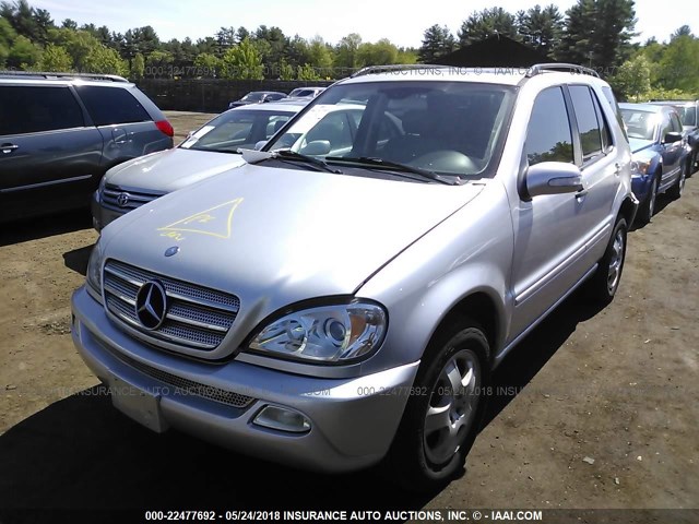 4JGAB54E52A347091 - 2002 MERCEDES-BENZ ML 320 SILVER photo 2