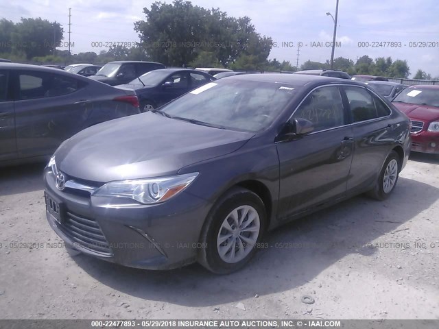 4T4BF1FK2GR577820 - 2016 TOYOTA CAMRY LE/XLE/SE/XSE GRAY photo 2