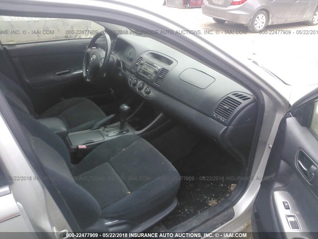4T1BE30KX2U627809 - 2002 TOYOTA CAMRY LE/XLE/SE SILVER photo 5