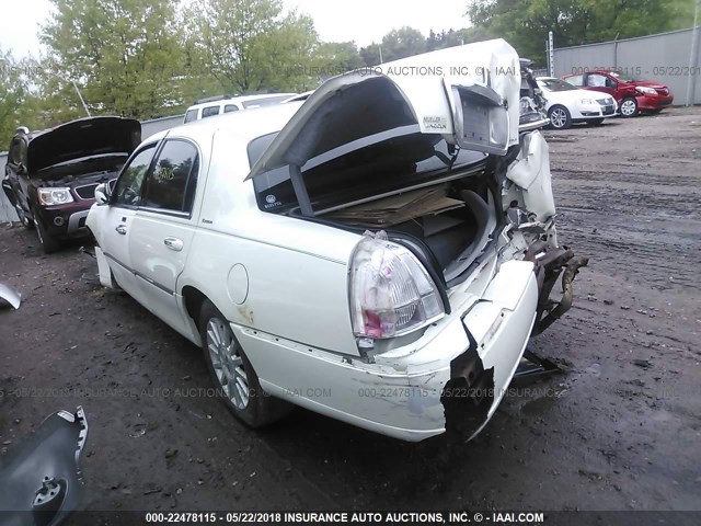 1LNHM81W83Y674651 - 2003 LINCOLN TOWN CAR EXECUTIVE Белый фото 3