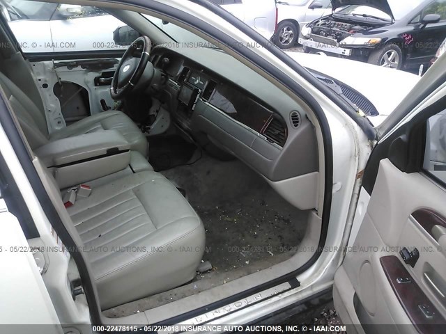 1LNHM81W83Y674651 - 2003 LINCOLN TOWN CAR EXECUTIVE Белый фото 5