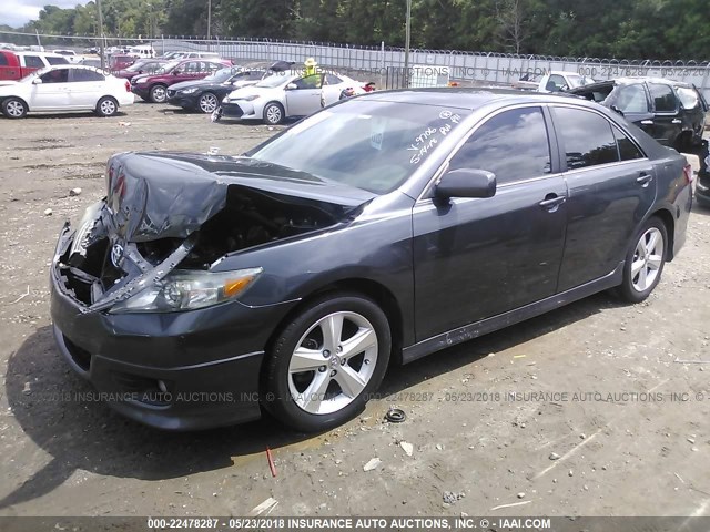 4T1BF3EK3AU079706 - 2010 TOYOTA CAMRY SE/LE/XLE GRAY photo 2