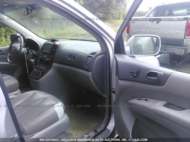 KNDMB233666067785 - 2006 KIA SEDONA EX/LX SILVER photo 5