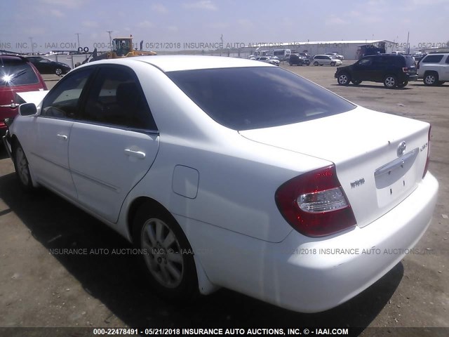 JTDBE32K530187542 - 2003 TOYOTA CAMRY LE/XLE WHITE photo 3