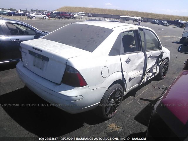 1FAFP34N67W110108 - 2007 FORD FOCUS ZX4/S/SE/SES WHITE photo 4