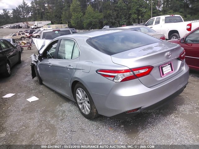 4T1B11HK5JU605560 - 2018 TOYOTA CAMRY L/LE/XLE/SE/XSE SILVER photo 3