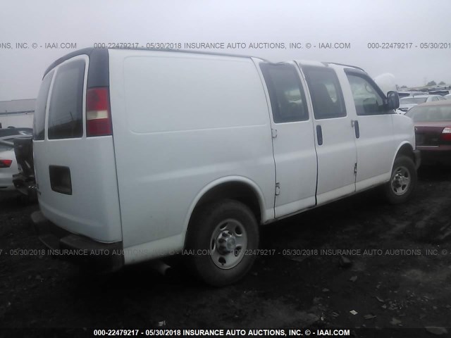 1GCGG25V471227092 - 2007 CHEVROLET EXPRESS G2500  WHITE photo 4