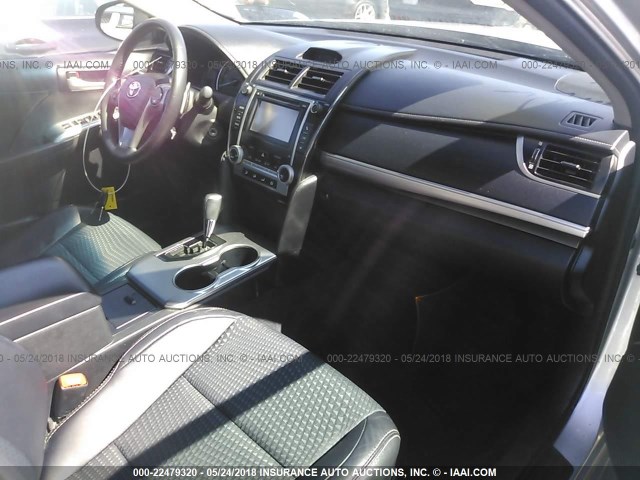4T1BF1FK1DU204337 - 2013 TOYOTA CAMRY L/SE/LE/XLE 银色 照片 5