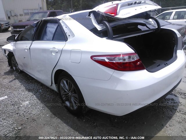 4T1BF1FK9HU287814 - 2017 TOYOTA CAMRY LE/XLE/SE/XSE WHITE photo 3