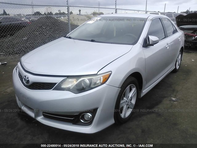 4T1BF1FKXCU107653 - 2012 TOYOTA CAMRY SE/LE/XLE SILVER photo 2