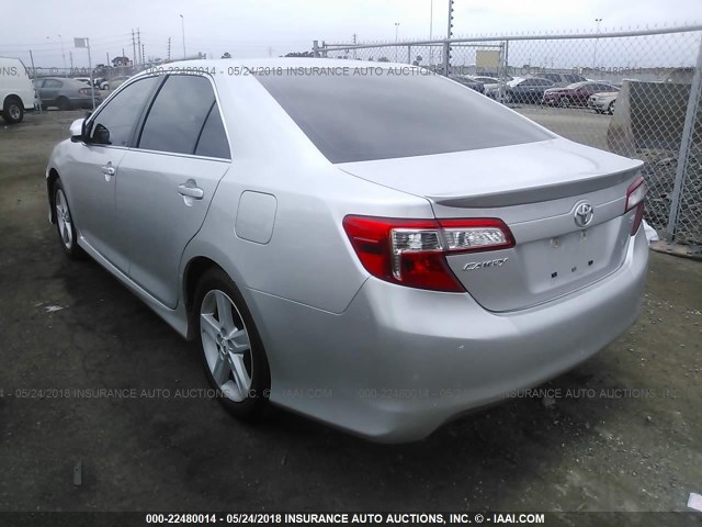 4T1BF1FKXCU107653 - 2012 TOYOTA CAMRY SE/LE/XLE SILVER photo 3