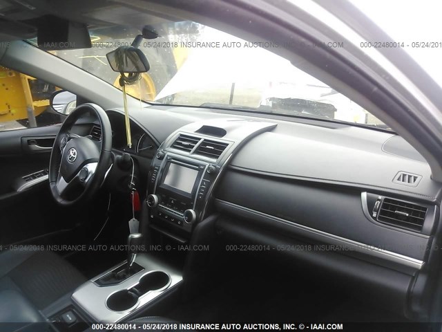 4T1BF1FKXCU107653 - 2012 TOYOTA CAMRY SE/LE/XLE SILVER photo 5