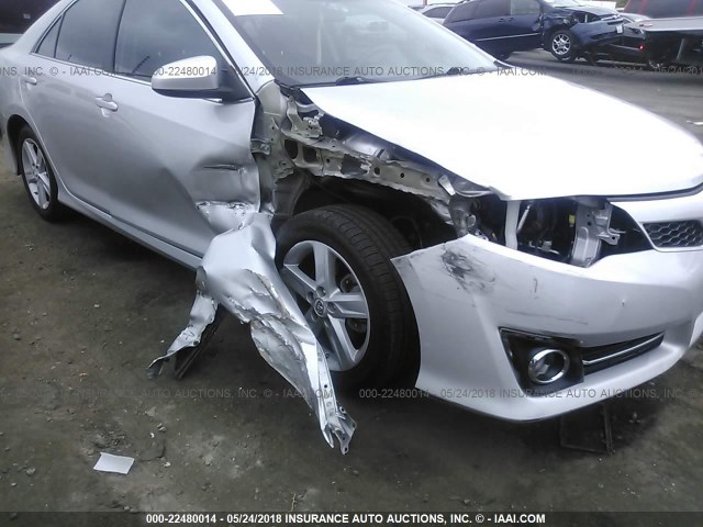 4T1BF1FKXCU107653 - 2012 TOYOTA CAMRY SE/LE/XLE SILVER photo 6