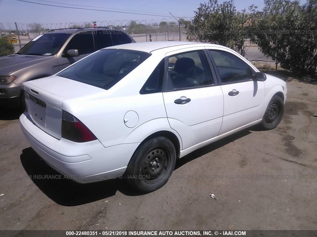 1FAFP34N67W347455 - 2007 FORD FOCUS ZX4/S/SE/SES WHITE photo 4