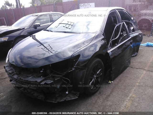 4T1BF1FK6HU307338 - 2017 TOYOTA CAMRY LE/XLE/SE/XSE BLACK photo 2