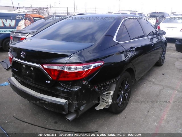 4T1BF1FK6HU307338 - 2017 TOYOTA CAMRY LE/XLE/SE/XSE BLACK photo 4