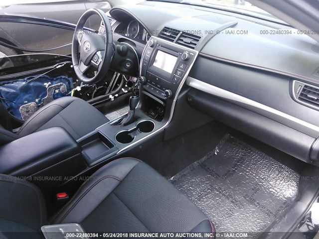 4T1BF1FK6HU307338 - 2017 TOYOTA CAMRY LE/XLE/SE/XSE BLACK photo 5