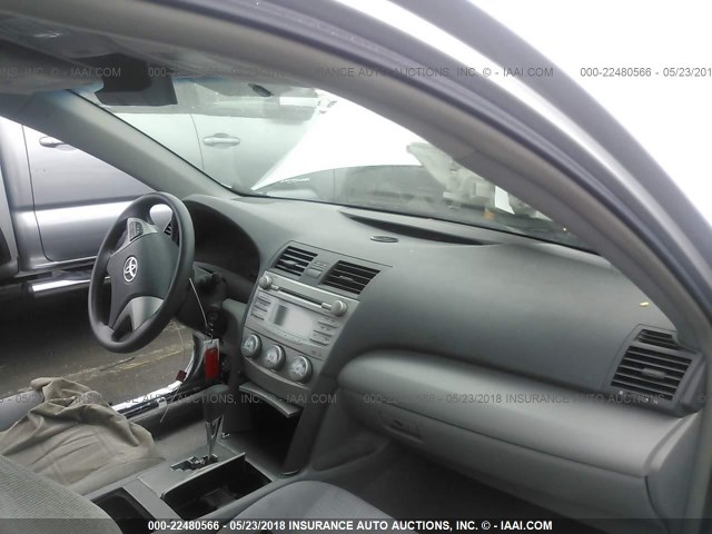 4T4BF3EK9AR006703 - 2010 TOYOTA CAMRY SE/LE/XLE SILVER photo 5