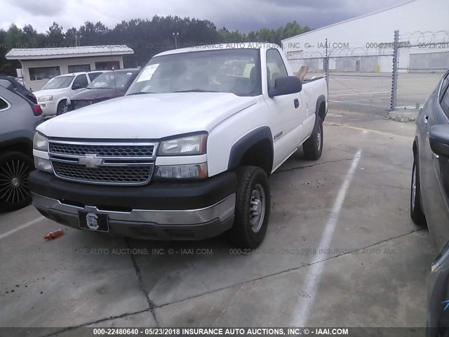 1GCHC24UX5E132499 - 2005 CHEVROLET SILVERADO C2500 HEAVY DUTY WHITE photo 2