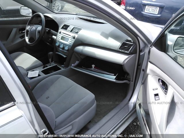 4T1BE46K28U214367 - 2008 TOYOTA CAMRY CE/LE/XLE/SE SILVER photo 5