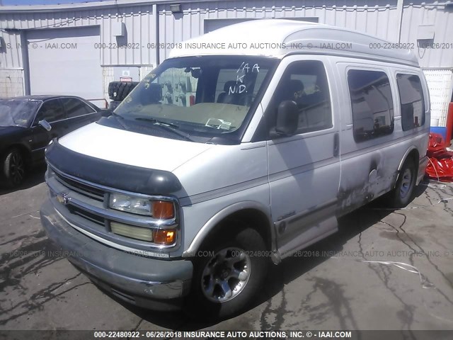 1GBFG15RX21237017 - 2002 CHEVROLET EXPRESS G1500  WHITE photo 2