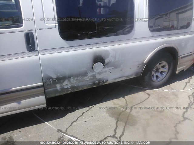 1GBFG15RX21237017 - 2002 CHEVROLET EXPRESS G1500  WHITE photo 6