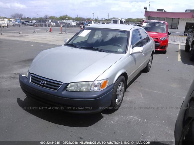 JT2BG22KX10577367 - 2001 TOYOTA CAMRY CE/LE/XLE SILVER photo 2