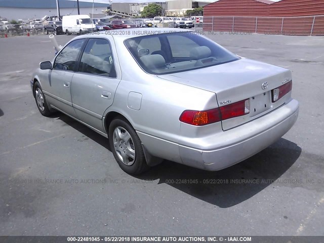 JT2BG22KX10577367 - 2001 TOYOTA CAMRY CE/LE/XLE SILVER photo 3