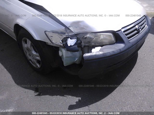 JT2BG22KX10577367 - 2001 TOYOTA CAMRY CE/LE/XLE SILVER photo 6
