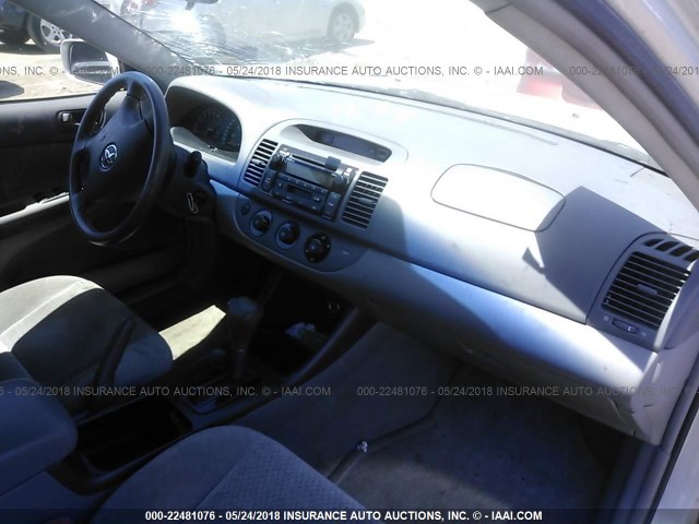 4T1BF30K34U567565 - 2004 TOYOTA CAMRY LE/XLE/SE 银色 照片 5