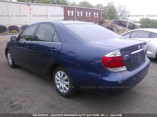 4T1BE30K05U062815 - 2005 TOYOTA CAMRY LE/XLE/SE ლურჯი ფოტო 3